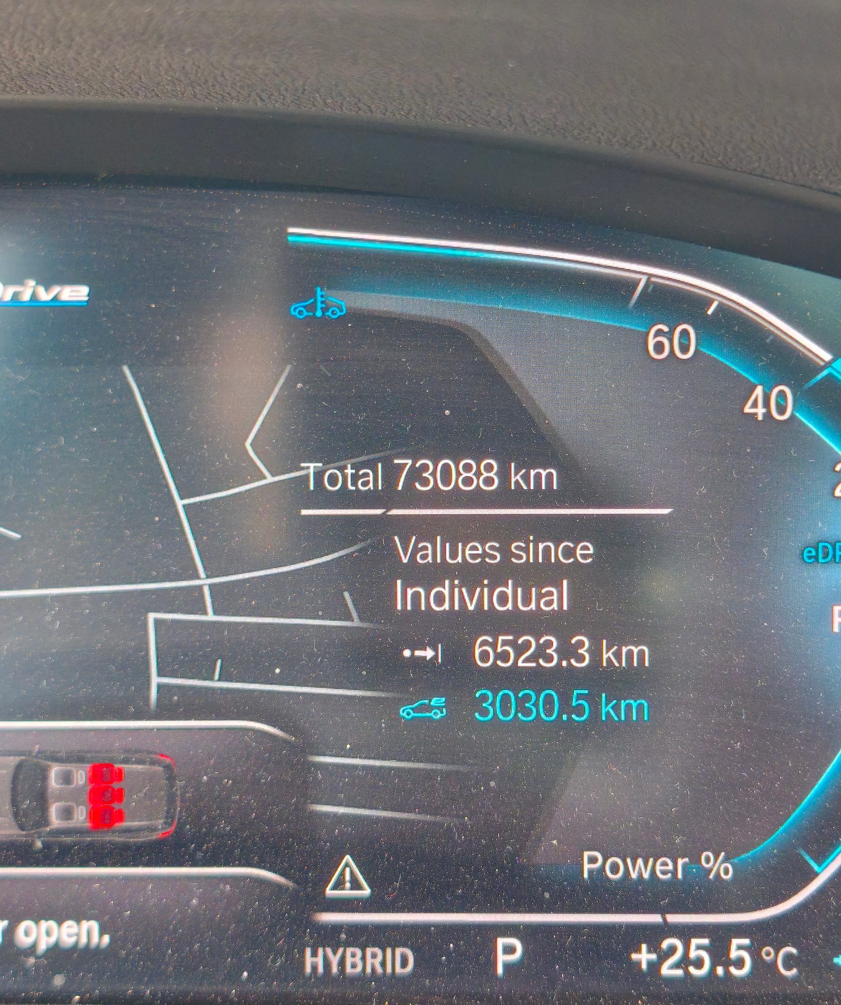Bord digital BMW cu kilometrajul de 73.088 km afișat