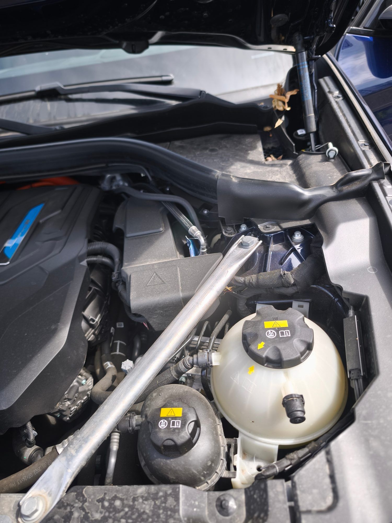 Detaliu din compartimentul motor BMW X3 xDrive30e