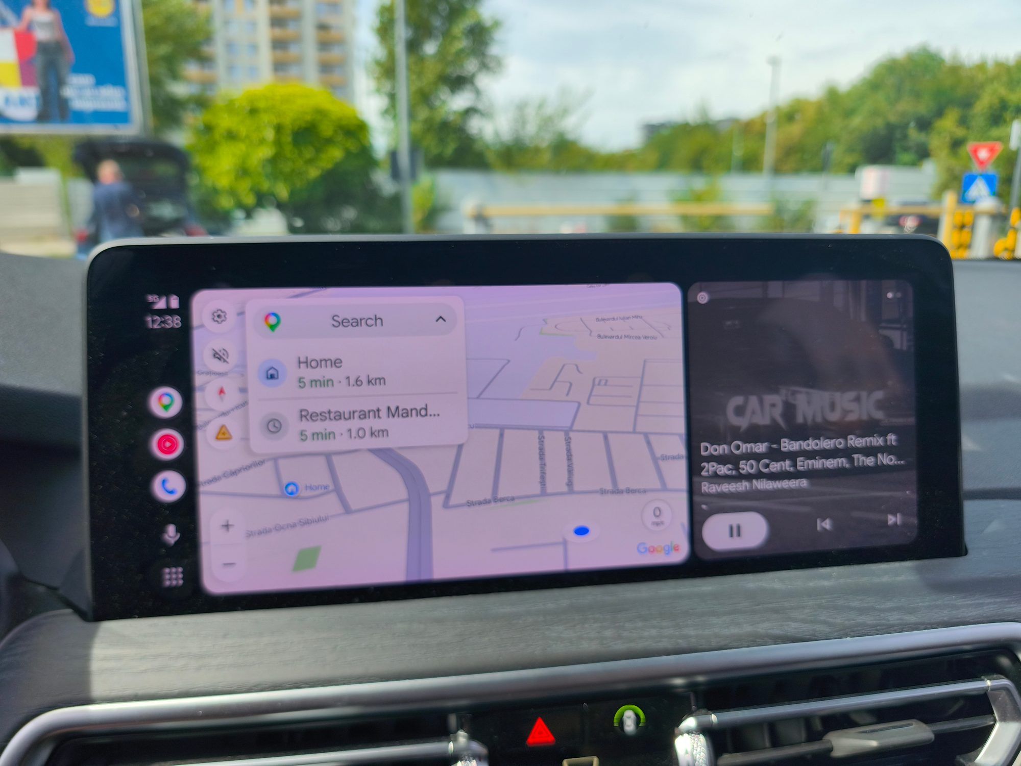 Ecran central BMW cu navigația afișată
