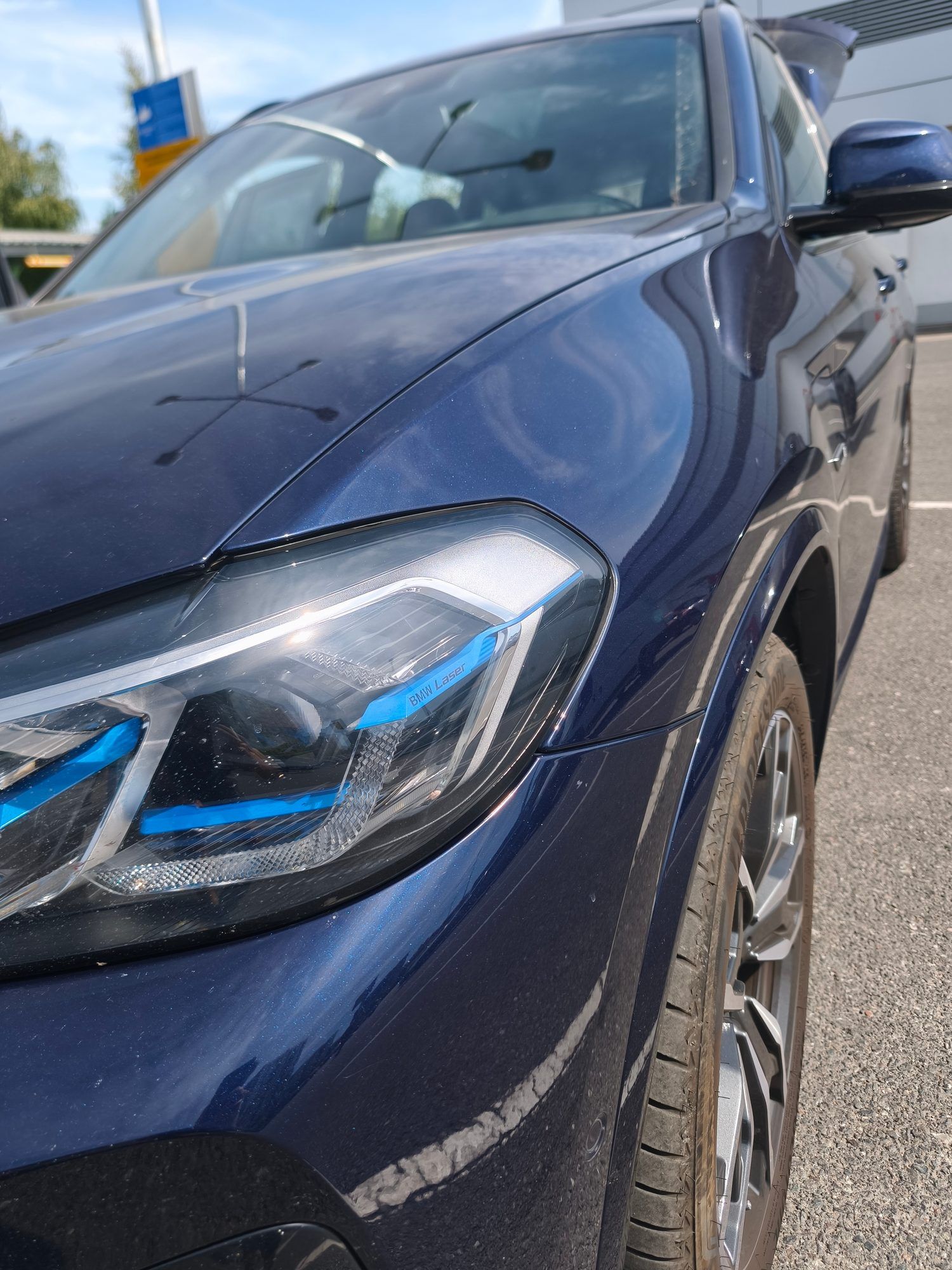 Far BMW Laserlight văzut din lateral