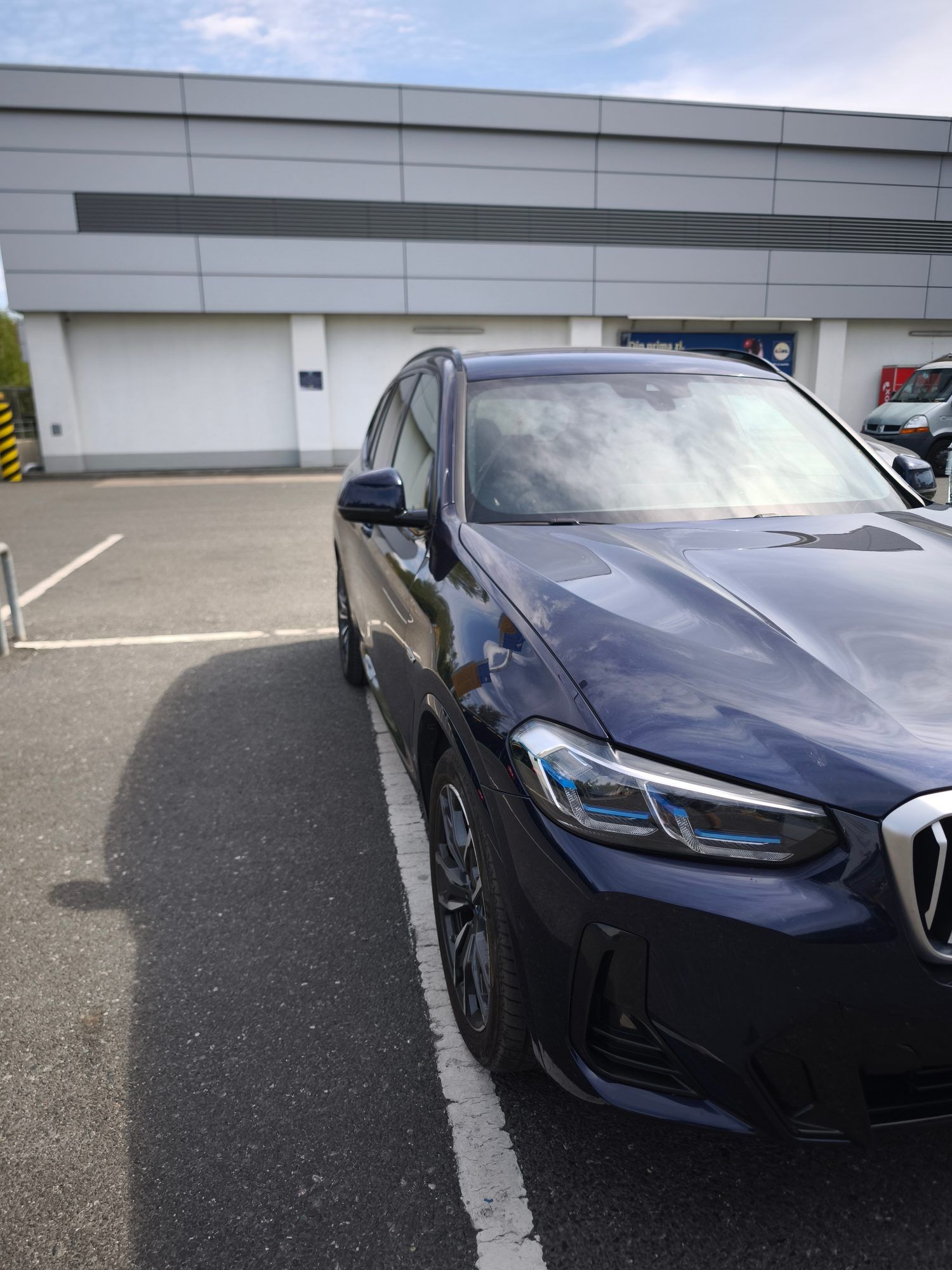 BMW X3 xDrive30e M Sport albastru, vedere față-lateral dreapta