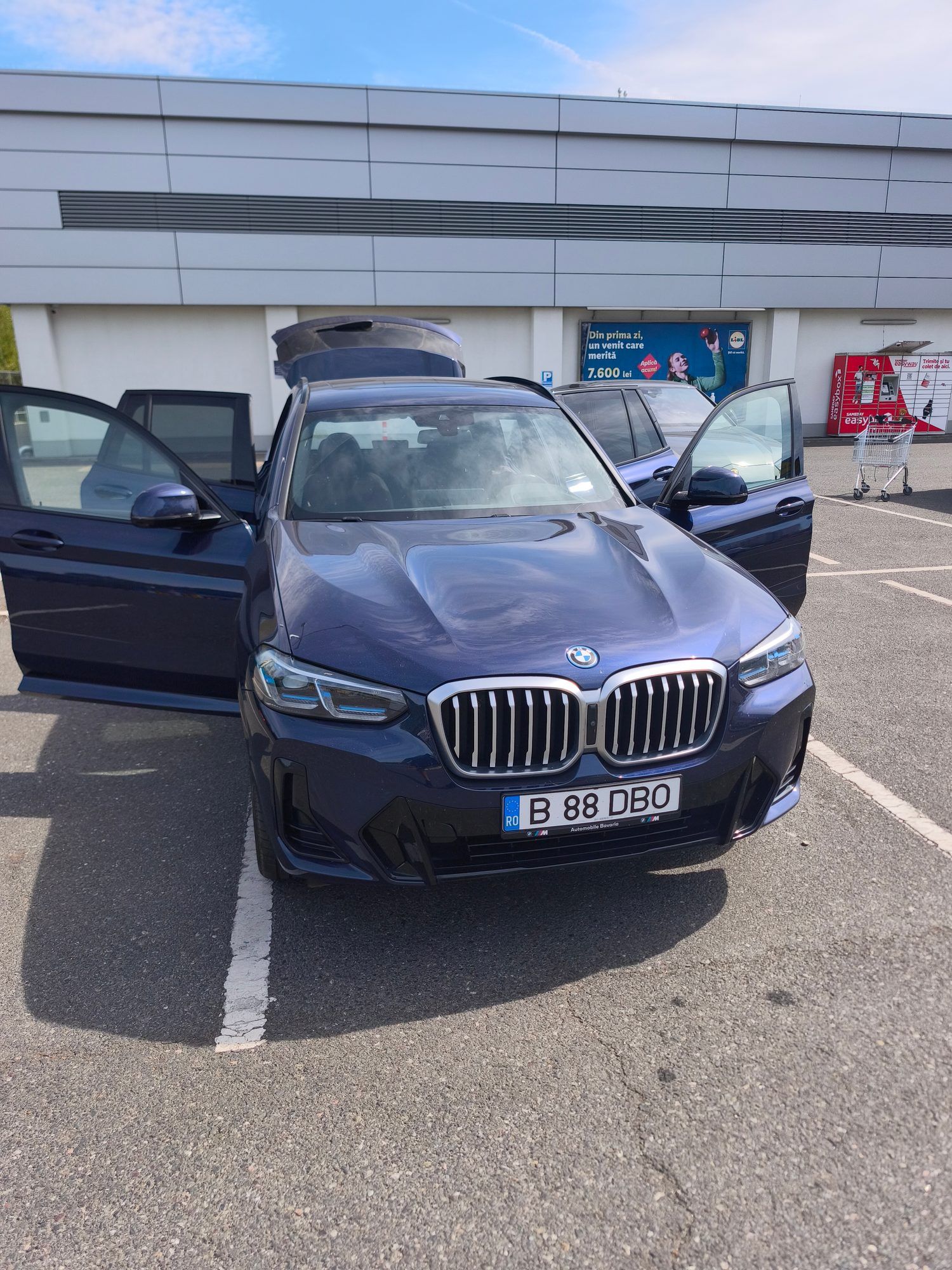 BMW X3 xDrive30e M Sport văzut din față, cu portierele deschise