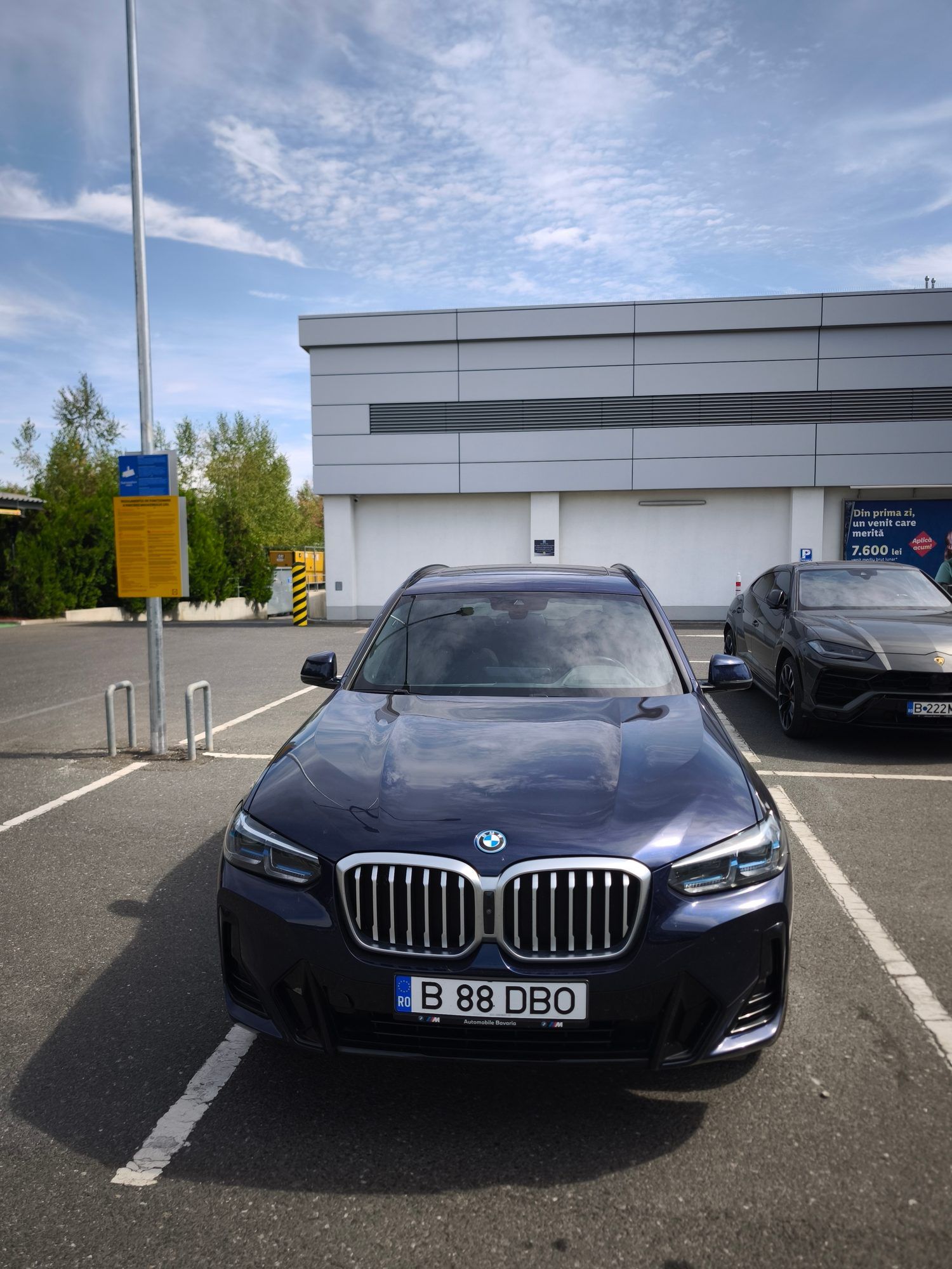 BMW X3 xDrive30e M Sport albastru, vedere din față