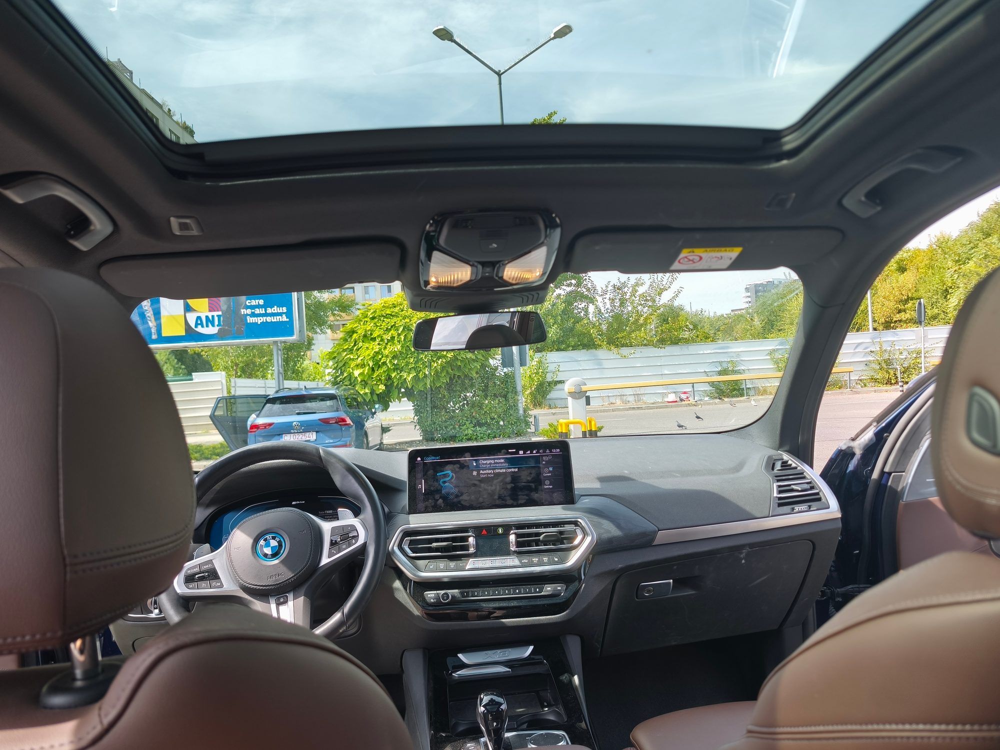 Interior BMW X3 xDrive30e văzut de pe bancheta din spate