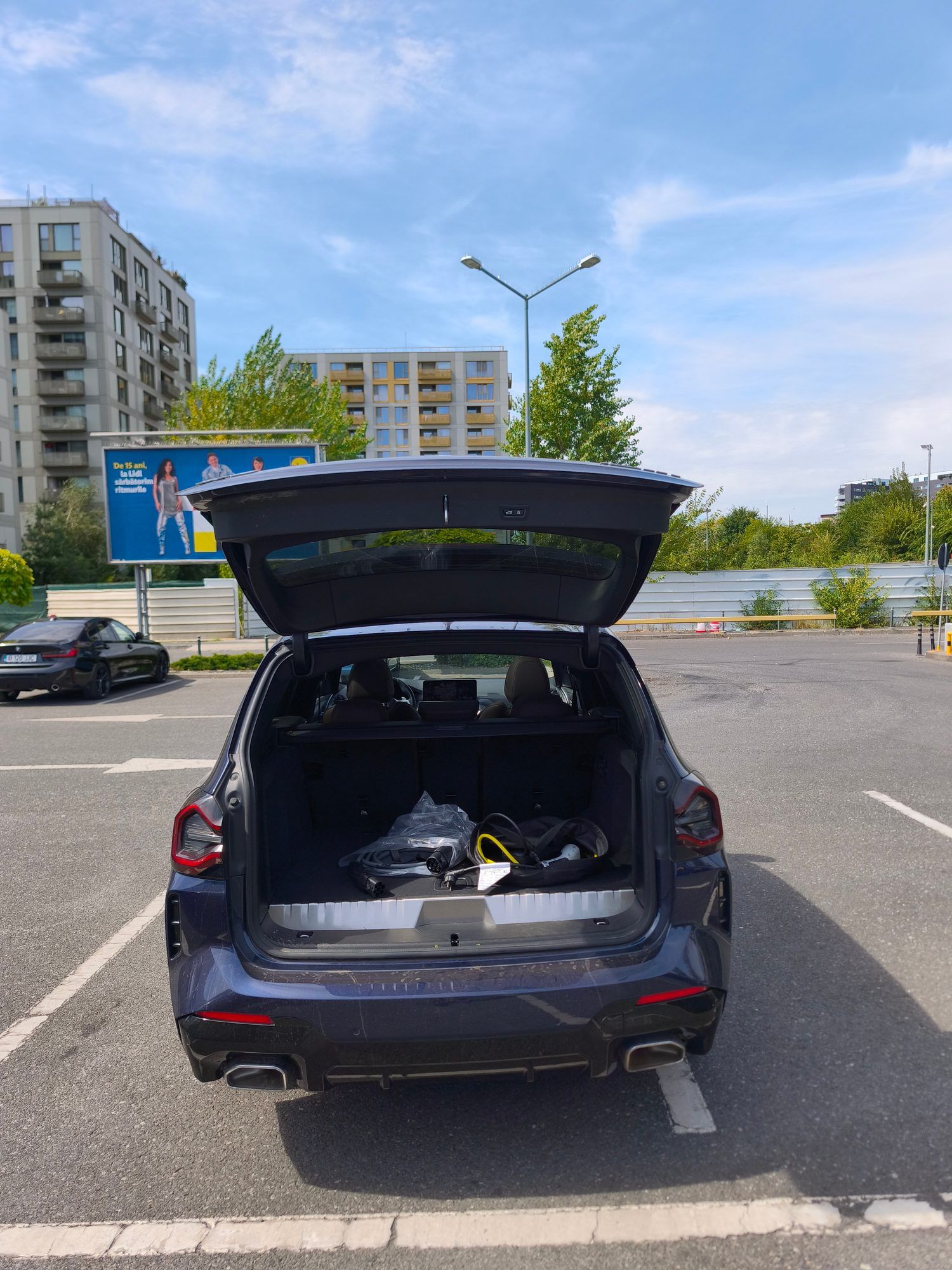 BMW X3 xDrive30e văzut din spate cu hayonul deschis