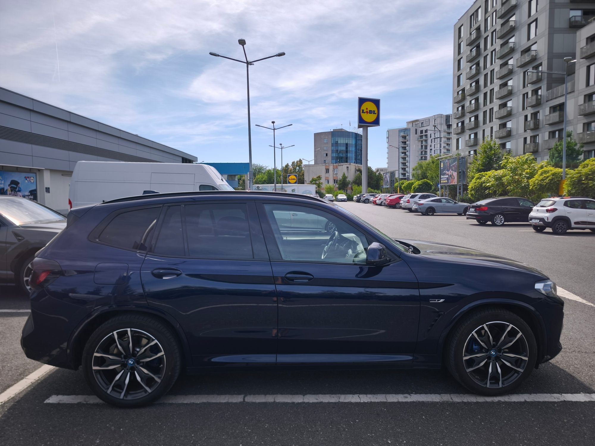 BMW X3 xDrive30e M Sport albastru, profil dreapta