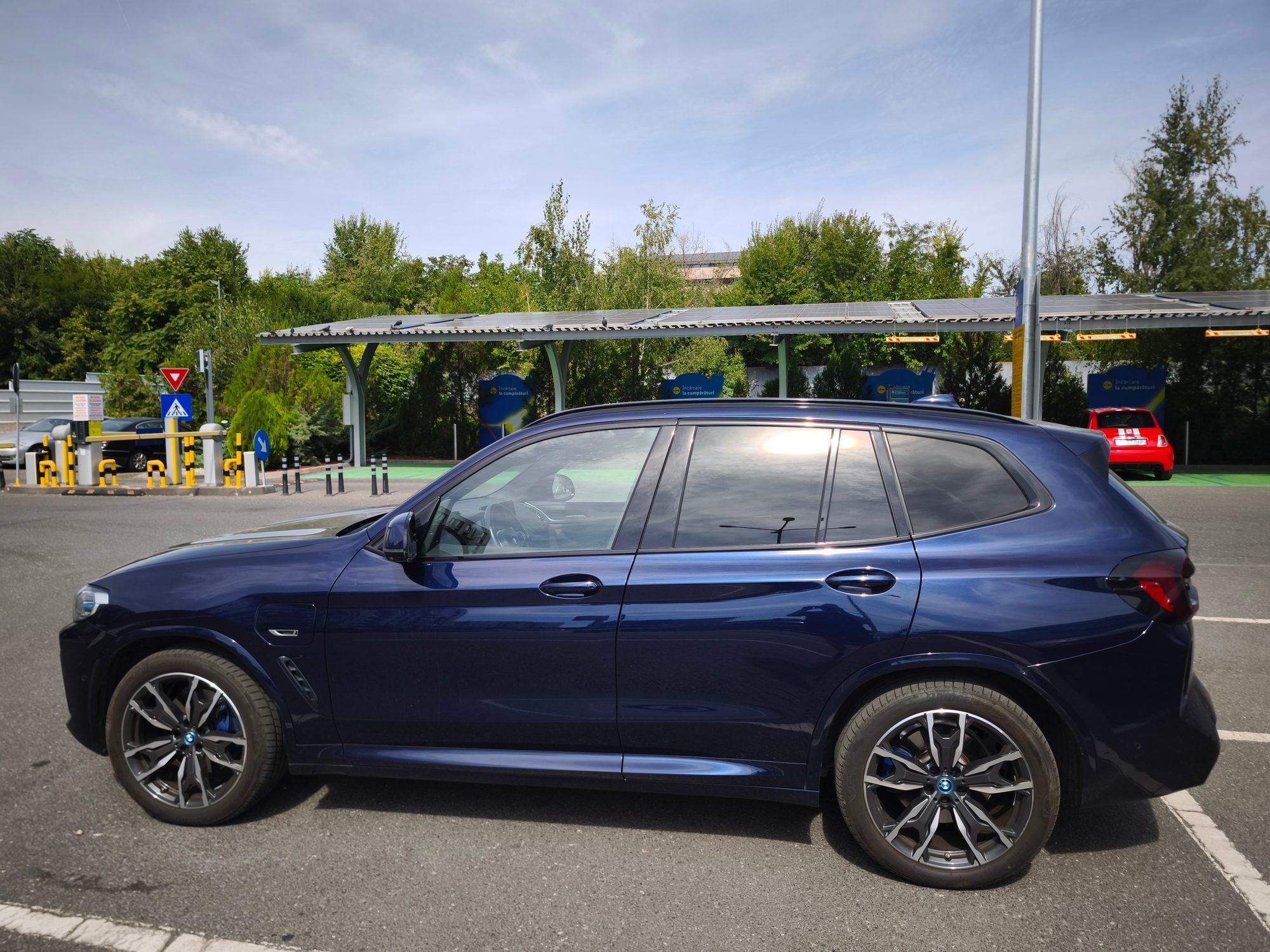 BMW X3 xDrive30e M Sport albastru, profil stânga