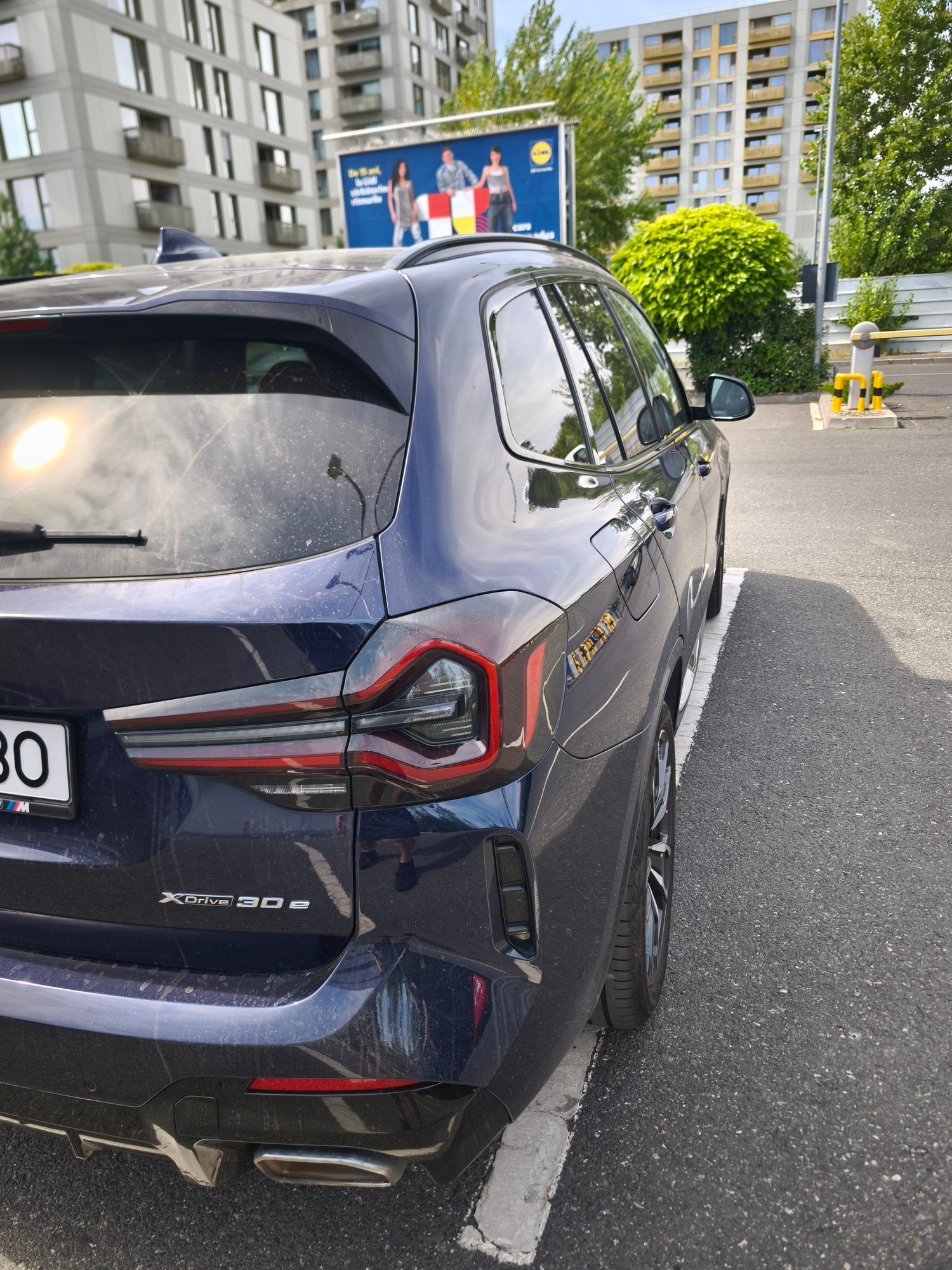 BMW X3 xDrive30e M Sport albastru, vedere spate-lateral dreapta