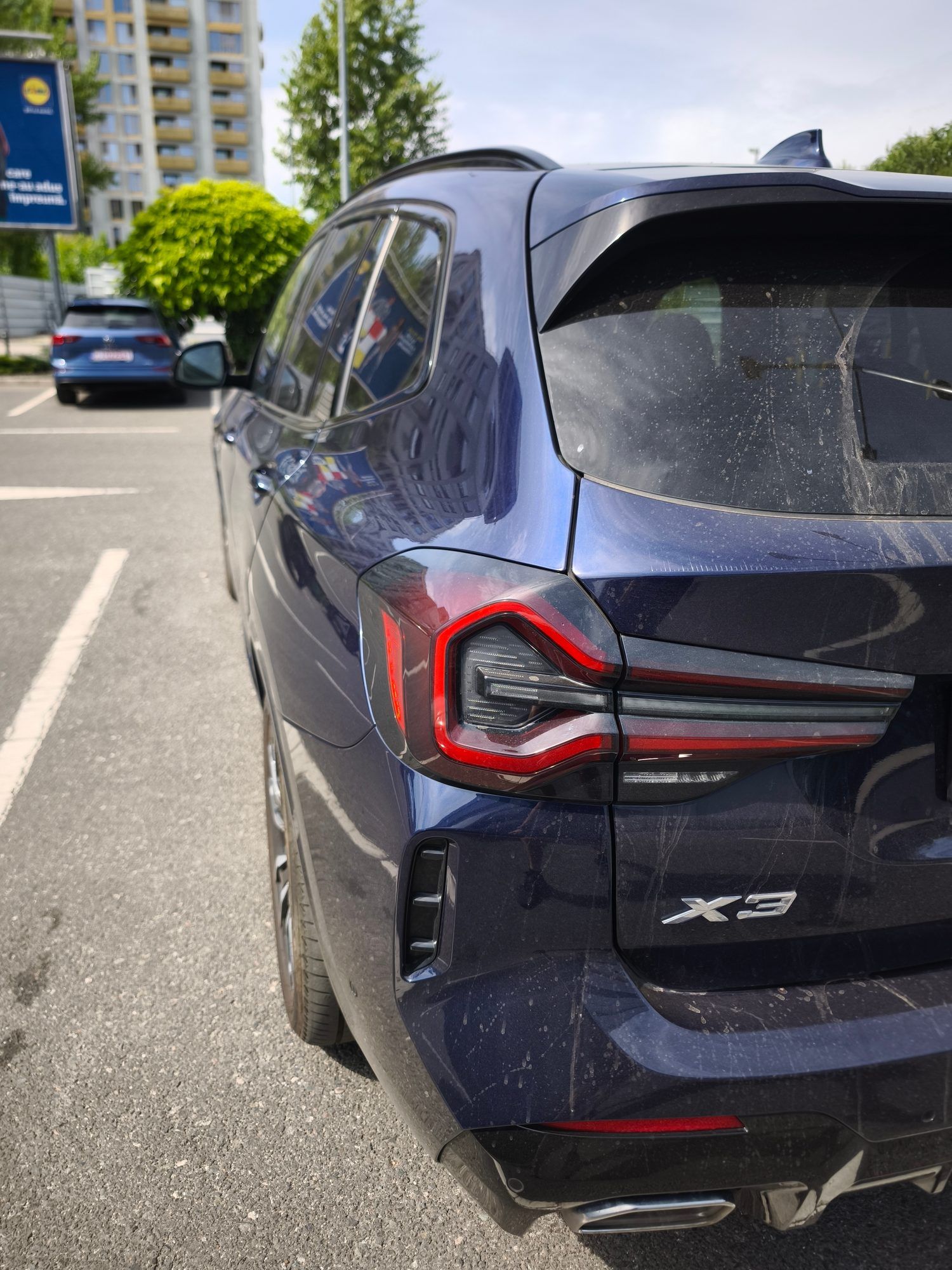 BMW X3 xDrive30e M Sport albastru, vedere spate-lateral