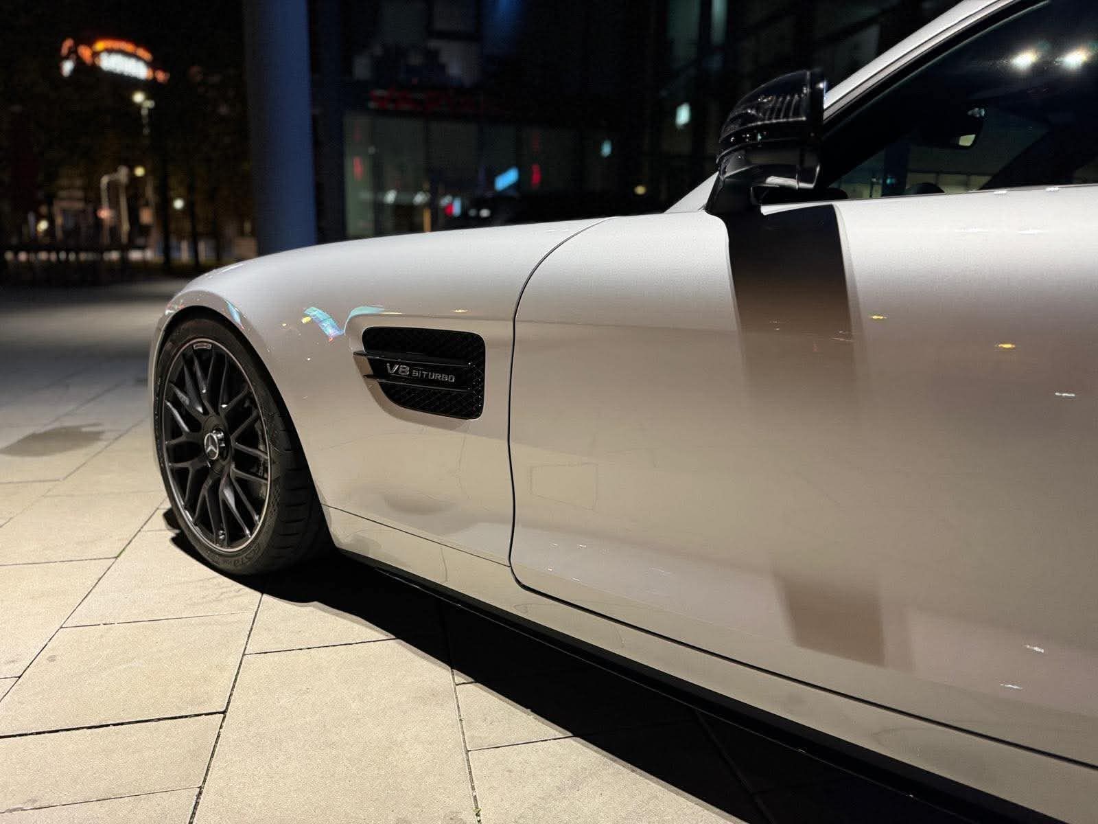 Detaliu lateral Mercedes-AMG GT Roadster cu inscripția V8 Biturbo