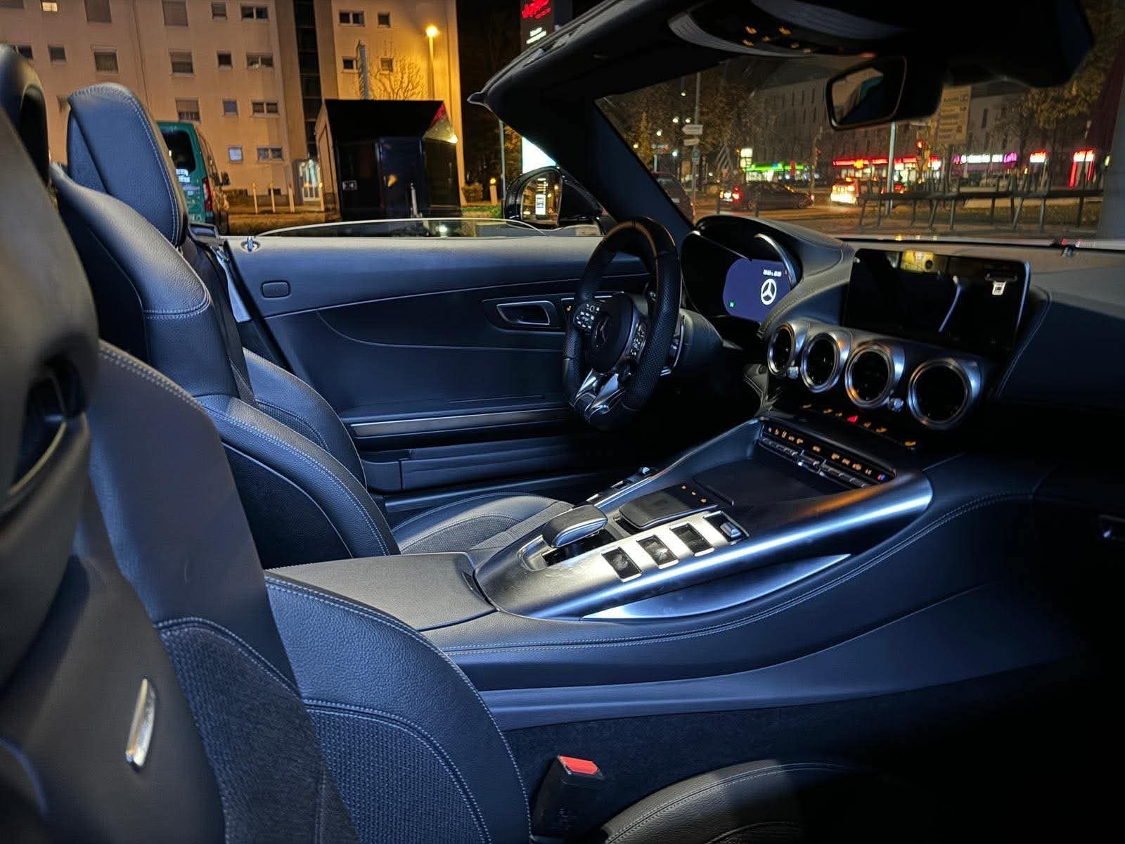 Interiorul Mercedes-AMG GT Roadster cu două locuri