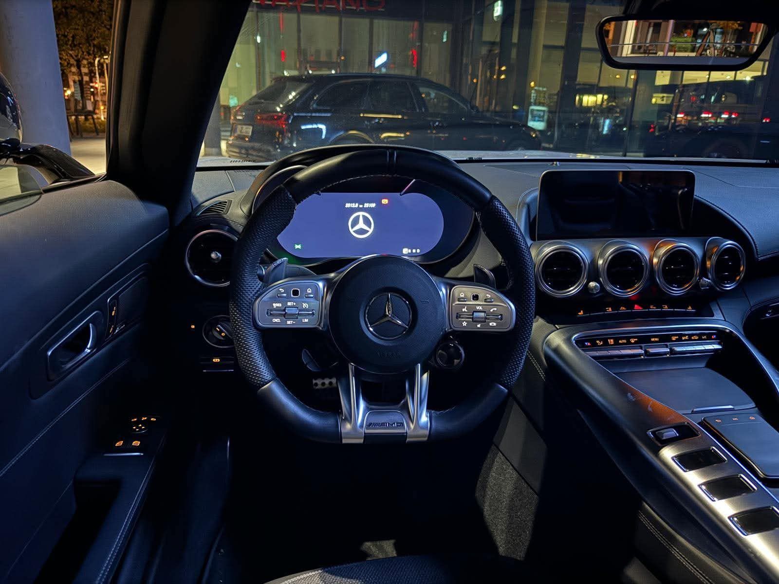 Postul de conducere și volanul AMG Performance