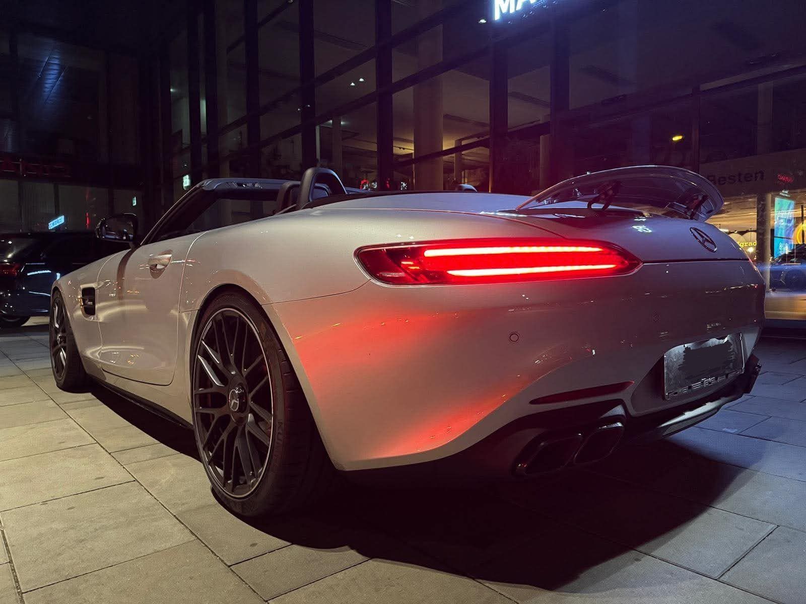 Mercedes-AMG GT Roadster argintiu, vedere spate-lateral