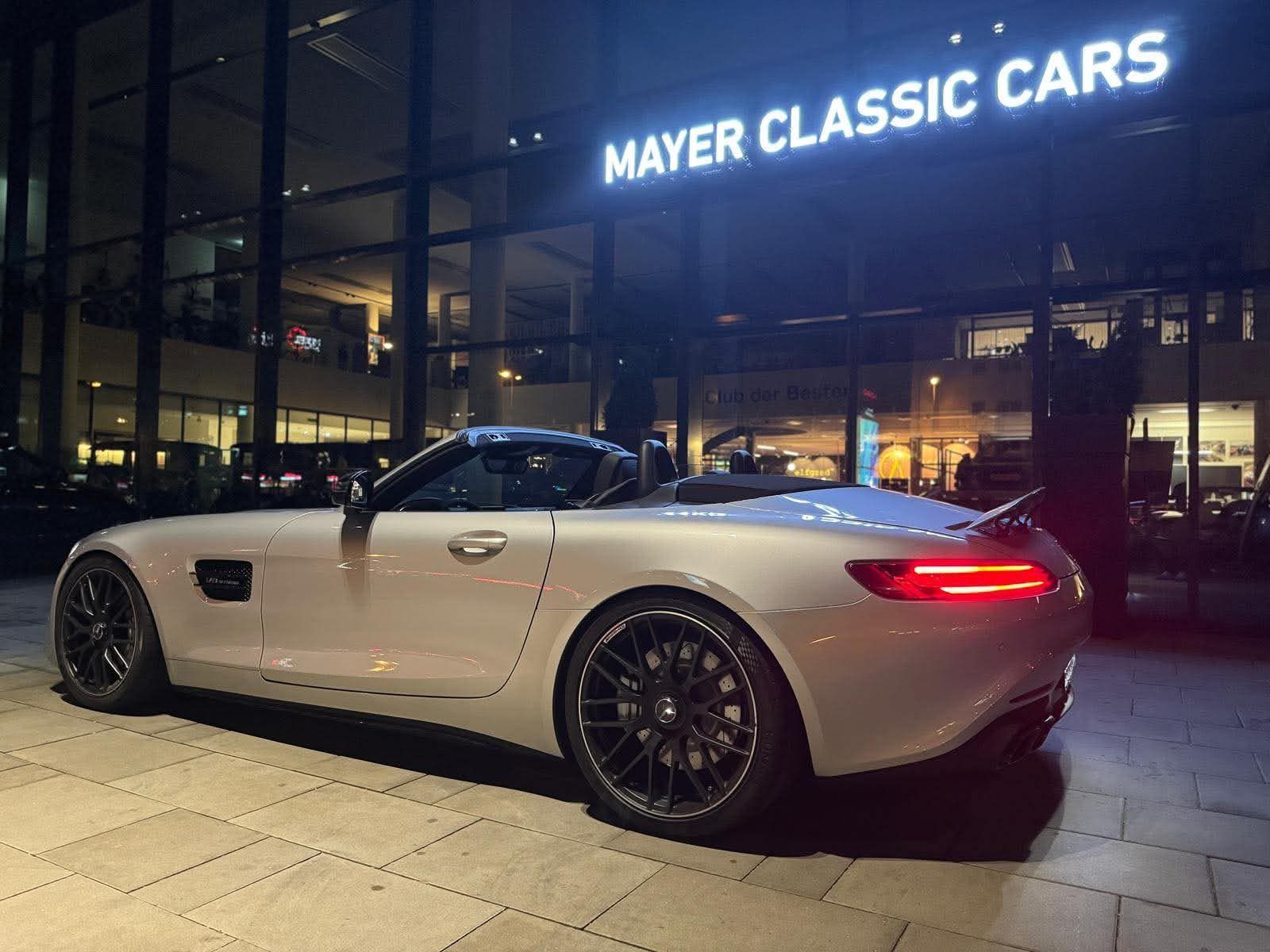 Mercedes-AMG GT Roadster argintiu, vedere laterală